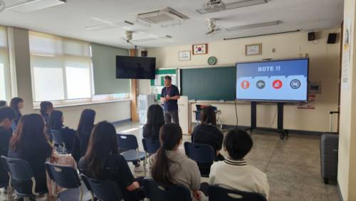 춘천한샘고등학교(교장:한세훈)는 10일 바이오코스메틱과 재학생 및 교사 48명을 대상으로 심폐소생술 교육을 진행했다.