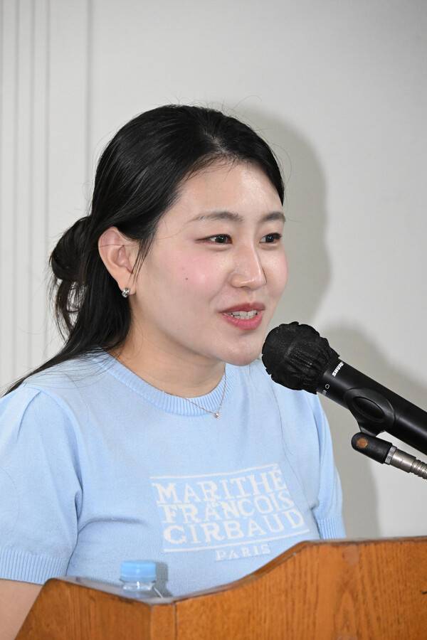 경남도민일보가 주최하고 BNK경남은행이 후원한 'BNK경남은행과 함께하는 청년스토리 공감의 장'에서 으뜸상을 받은 윤수연 씨가 소감 발표를 하고 있다. /김구연 기자