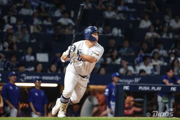 NC 다이노스 오영수가 10일 삼성전에서 타격 후 타구를 바라보고 있다. /NC 다이노스