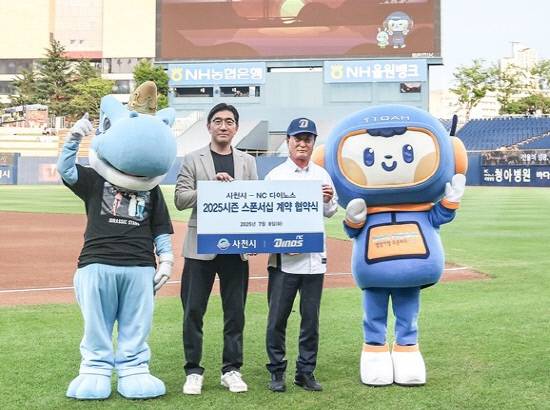NC 다이노스와 사천시가 스폰서십 협약을 체결한 후 기념 촬영을 하고 있다. 왼쪽부터 NC 마스코트 단디, 이진만 NC 다이노스 대표, 박동식 사천시장, 사천시 마스코트 또아. 사진=NC 다이노스