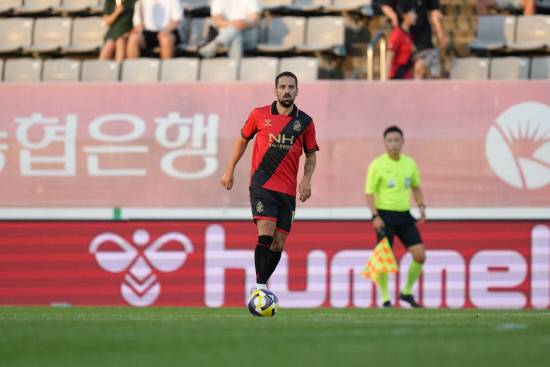 지난 5일 안산과의 경기에서 데뷔골을 넣는 등 좋은 활약을 펼친 브루노 코스타 모습. 사진=경남FC