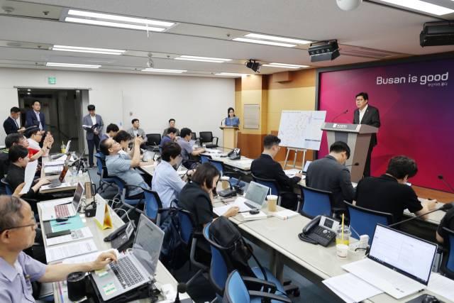 박형준 부산시장이 10일 오후 부산시청에서 ‘부산~울산~양산 광역철도’ 예타 통과 브리핑을 하고 있다. 부산시 제공