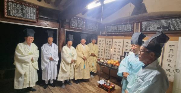 영일 정씨 가문의 큰 학자인 지수 정규양(1667-1732) 선생의 불천위 제사가 지난 9일(음력 6월 15일) 영천시 화북면 횡계리 보현산 자락에 위치한 옥간정(경북문화재 제270호)에서 엄숙히 봉행됐다. 대구대 정극원 교수 제공.