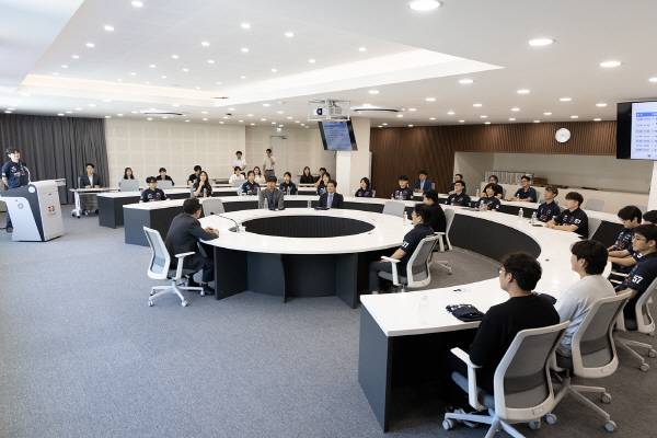 경일대학교가 태양광 자동차 연구를 선도하는 서울대학교, 숙명여자대학교와 함께 연합팀을 구성해 호주에서 열리는 세계 최대 규모의 태양광 자동차 경주대회인 '2025 브리지스톤 월드솔라챌린지(Bridgestone World Solar Challenge, BWSC)'에 출전한다. 연합팀 발대식. 경일대.