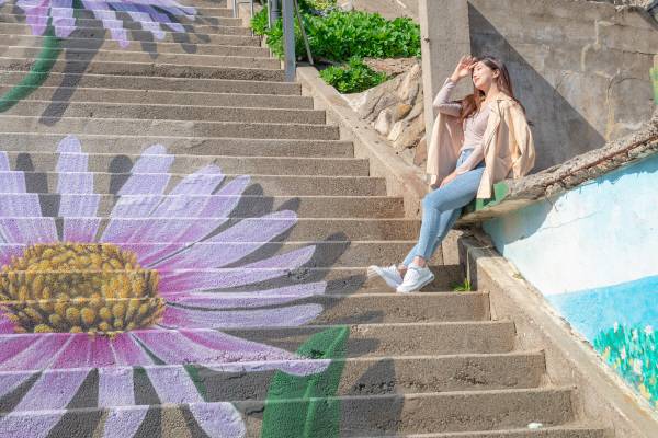 감포해국길 계단 포토존에서 관광객이 사진을 촬영하고 있다. 경주시