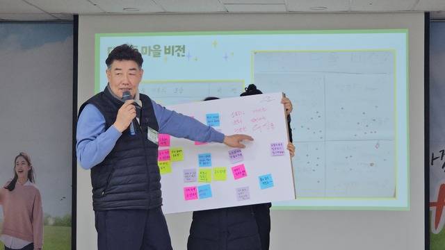 문장훈 위원장이 어르신들을 위한 나눔행사를 가지고 있다.