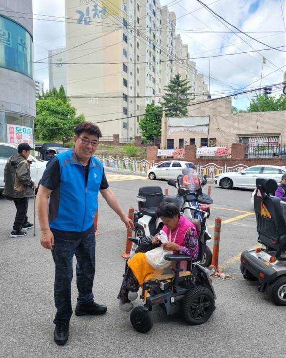 문장훈 대표가 거동이 불편한 노인을 보살피고 있다.