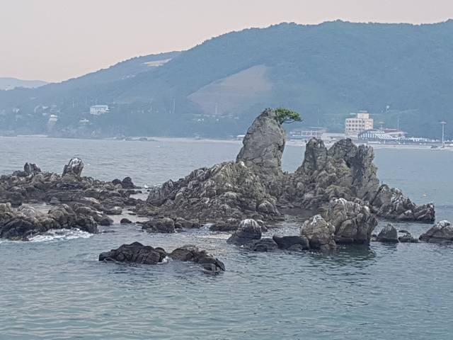 경주 수렴항의 군함바위와 바위섬.