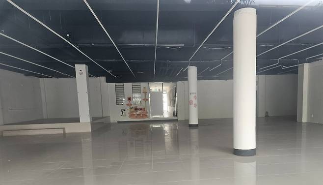 제주시 연동 신시가지 대로변에 늘어선 빈 점포. ⓒ제주의소리