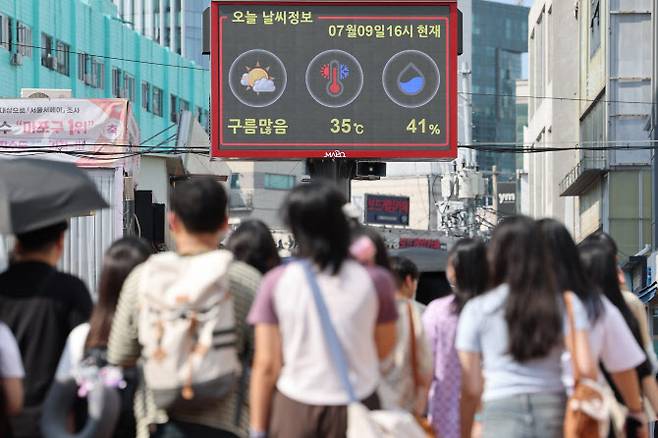 폭염이 계속되는 9일 서울마포구 홍대 부근 거리에 설치된 전광판에 이날 기온이 표시되고 있다. (사진=연합뉴스)