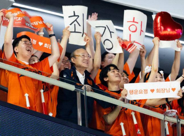 김승연 한화그룹 회장이 지난 3일 대전 한화생명 볼파크를 방문해 임직원들과 함께 경기를 관람하고 있다.(사진=한화그룹)