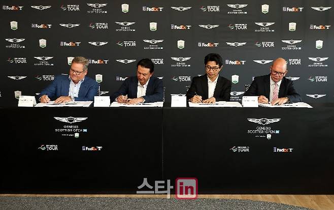 PGA 투어 최고 커머셜 책임자 릭 앤더슨(왼쪽부터)과 현대차 대표이사 호세 무뇨스 사장, 제네시스사업본부장 송민규 부사장, DP 월드투어 최고경영자 가이 키닝스가 스코티시 오픈 계약 연장에 사인하고 있다. (사진=제네시스)