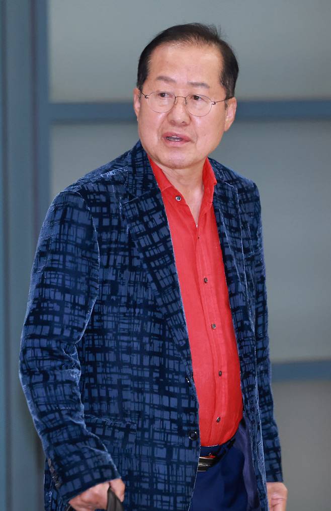 홍준표 전 대구시장이 지난달 17일 인천국제공항 제1여객터미널을 통해 귀국하고 있다. (사진=연합뉴스)