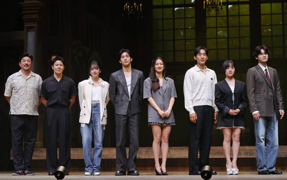 9일 서울 서초구 예술의전당 CJ토월극장에서 열린 연극 '셰익스피어 인 러브' 기자간담회에서 배우 임철형(왼쪽부터), 이규형, 이주영, 손우현, 박주현, 이상이, 김향기, 옹성우가 포즈를 취하고 있다. 〈사진=연합뉴스〉