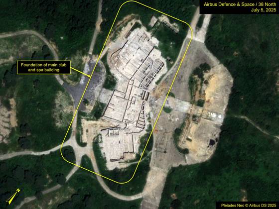 금강산 관광지구 내 민간시설인 아난티 골프장 클럽하우스와 스파 건물은 이미 앙상한 건물 뼈대만 남았다. 〈사진=38노스 캡처〉