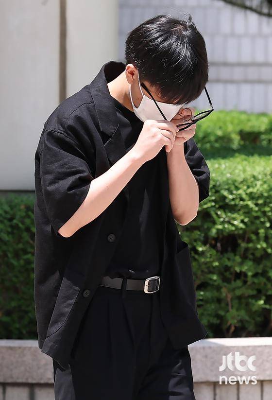 그룹 NCT 출신 태일(본명 문태일)이 특수준강간 혐의로 18일 오전 서울중앙지방법원에서 열린 첫 공판에서 징역 7년의 실형을 구형받고 법원을 나서고 있다. 박세완 엔터뉴스팀 기자 park.sewan@jtbc.co.kr