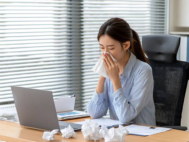 무더운 여름철 감기처럼 찾아오는 냉방병은 실내외 온도 차가 커지면서 몸이 이에 적응하지 못해 생기는 질병이다. [사진=클립아트코리아]