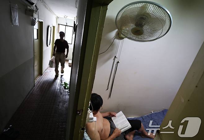 8일 오후 서울 동자동 쪽방촌에서 이태(56) 씨가 선풍기 바람을 쐬고 있다. 이날 오후 2시께 서울 기온은 37.1도까지 오르면서 7월 상순 기온으론 역대 최고치를 기록했다. 2025.7.8/뉴스1 ⓒ News1 구윤성 기자