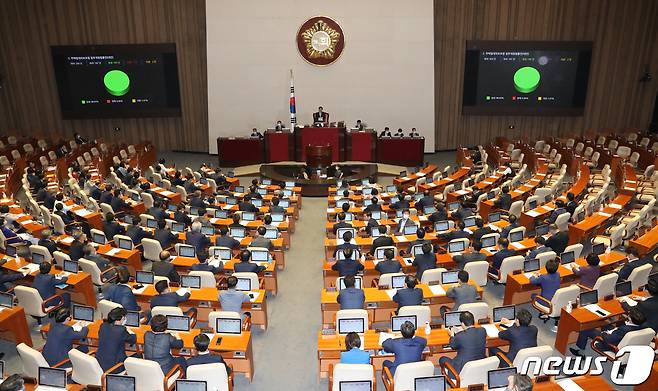 서울 여의도 국회에서 열린 제380회국회(임시회) 제7차 본회의에서 주택임대차보호법 일부개정법률안(대안)이 재적 300인, 재석187인, 찬성185인, 기권2인으로 가결되고 있다. 2020.7.30/뉴스1 ⓒ News1 박세연 기자