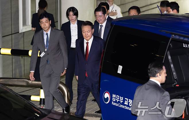 12·3 비상계엄과 관련해 특검 수사를 받는 윤석열 전 대통령이 9일 밤 서울중앙지법에서 두 번째 구속 전 피의자심문(영장실질심사)을 마친 뒤 대기장소인 서울구치소로 이동하고 있다. 윤 전 대통령은 10일 새벽 2시 7분 구속영장이 발부 돼 서울구치소에 수감됐다. 2025.7.9/뉴스1 ⓒ News1 사진공동취재단