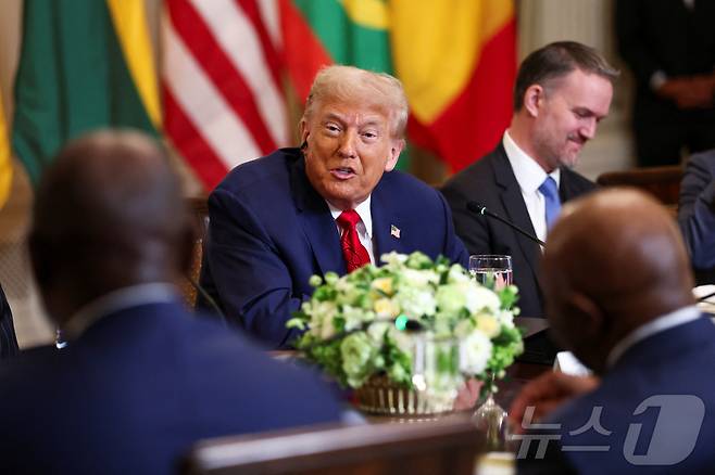 도널드 트럼프 미국 대통령이 9일(현지시간) 미국 워싱턴DC 백악관 국빈 식당에서 가봉, 기니비사우, 라이베리아, 모리타니, 세네갈 등 아프리카 5개국 정상들과의 오찬 간담회에서 발언하고 있다. 2025.07.09 ⓒ 로이터=뉴스1 ⓒ News1 류정민 특파원