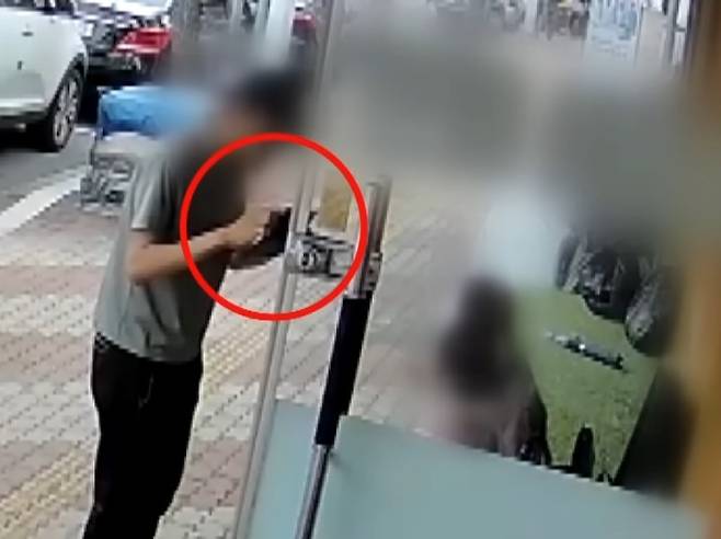 캄보디아 여성들을 촬영하는 유튜버. (JTBC '사건반장')