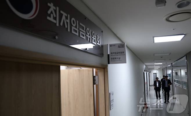 8일 세종시 정부세종청사 고용노동부에서 열린 최저임금위원회 제10차 전원회의에서 8차 수정안으로 각각 시간당 1만900원과 1만180원을 제시후 정회하며 노사가 ·막판 협상을 이어가고 있다. 2025.7.8/뉴스1 ⓒ News1 김기남 기자