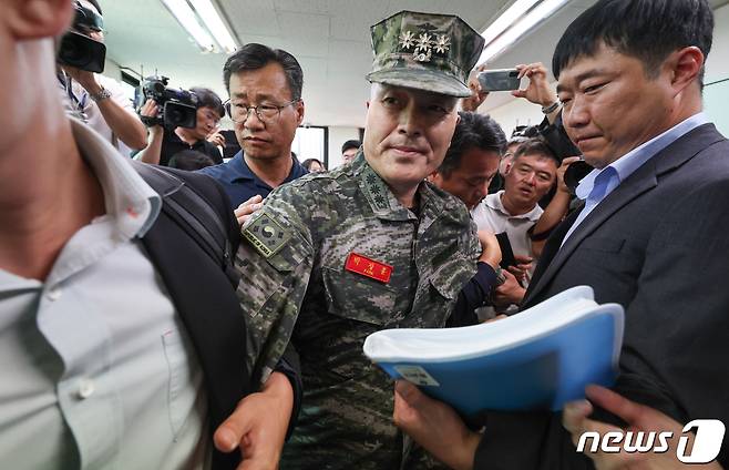 채 모 상병 순직 사건을 수사하다 항명 혐의로 입건된 박정훈 전 해병대 수사단장이  2023년 9월 1일 서울 용산구 군사법원에서 열린 구속 전 피의자심문(영장실질심사)에 출석, 군검찰에 구인되고 있다.  2023.9.1/뉴스1 ⓒ News1 허경 기자