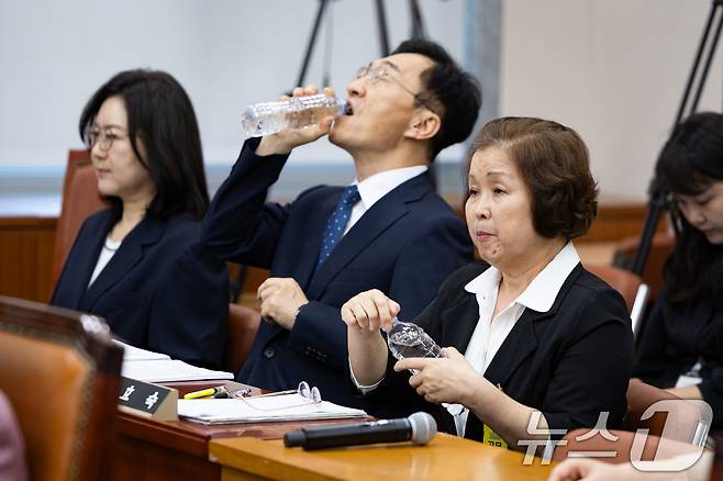 10일 서울 여의도 국회에서 열린 교육위원회 리박스쿨 청문회에서 출석 증인들이 물을 마시고 있다. 오른쪽부터 손효숙 리박스쿨 대표, 장신호 서울교육대학교 총장, 이수정 전 교육부 정책자문관(단국대 교수). 2025.7.10/뉴스1 ⓒ News1 유승관 기자