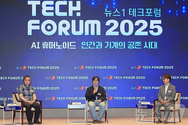 10일 오전 서울 여의도 한국거래소 컨퍼런스홀에서 'AI 휴머노이드, 인간과 기계의 공존 시대'를 주제로 열린 2025 뉴스1 테크포럼(NTF)에서 'AI와 휴머노이드 융합, 한국 산업이 가야할 길'을 주제로 황정훈 한국전자기술연구원 지능로보틱스연구센터 센터장(가운데)이 좌장을 맡아 정현준 한국로봇융합연구원 인공지능로봇연구본부 본부장(왼쪽)과 고민삼 한양대학교 ERICA 소프트웨어융합대학 ICT융합학부 교수가 토론을 하고 있다. 2025.7.10/뉴스1 ⓒ News1 박정호 기자