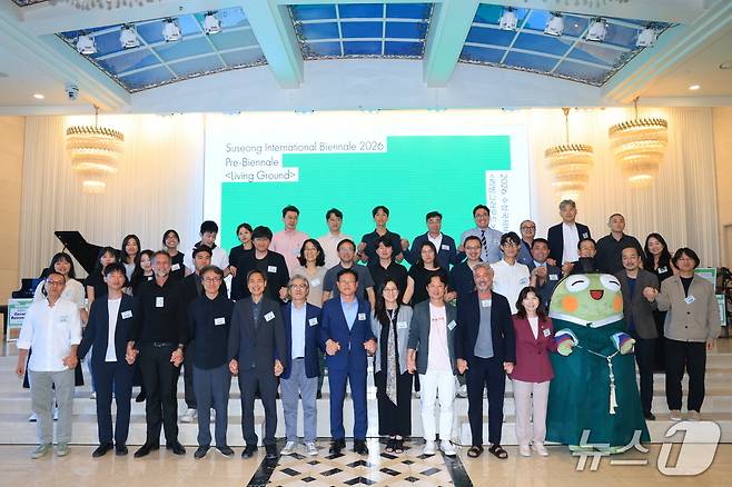2026 수성국제비엔날레 프리비엔날레 행사에 참여한 관계자들이 기념 사진을 촬영하고 있다.(대구 수성구 제공.재판매 및 DB 금지)