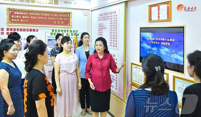 (평양 노동신문=뉴스1) = 북한 노동당 기관지 노동신문은 10일 평양아동백화점을 조명하며 "아이들을 위는 그이(김정은)의 어버이사랑은 다심하고 뜨거운 것＂이라고 선전했다. 사진은 평양아동백화점의 종업원들. [국내에서만 사용가능. 재배포 금지. DB 금지. For Use Only in the Republic of Korea. Redistribution Prohibited] rodongphoto@news1.kr