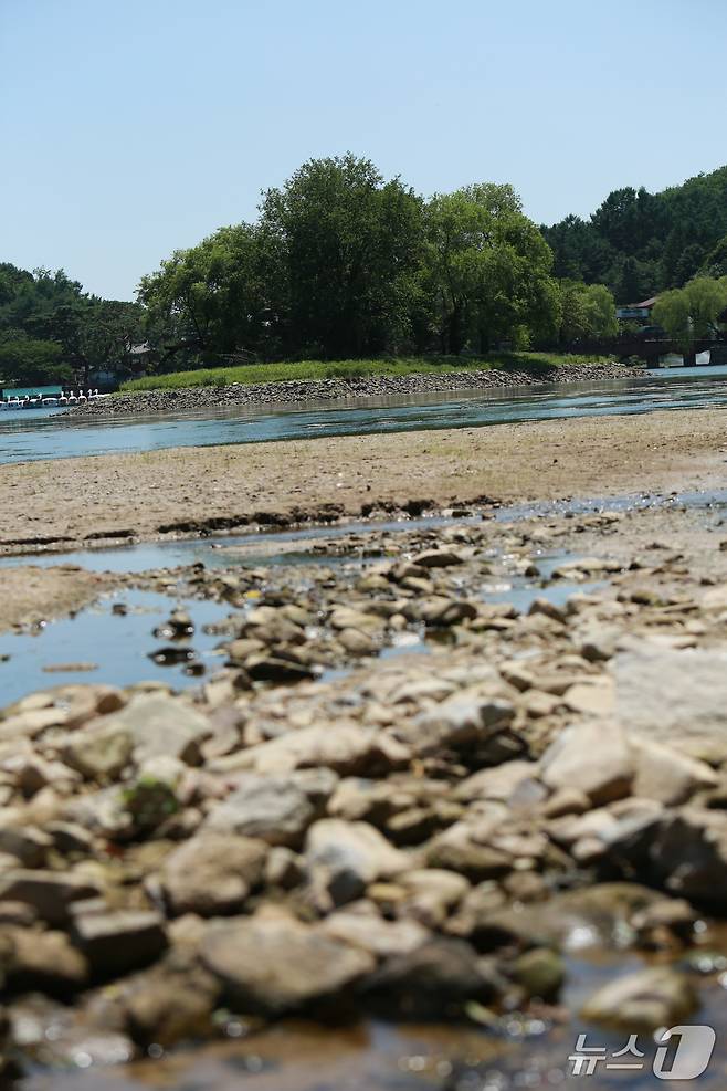 마른 장마와 폭염 등으로 바닥을 드러낸 제천 의림지.2025.7.10/뉴스1ⓒ News1 손도언 기자