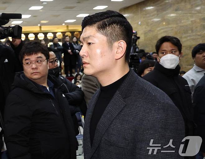 김재섭 국민의힘 의원이 윤석열 대통령에 대한 두 번째 탄핵소추안 국회 표결일인 14일 오후 서울 여의도 국회 본회의장에 입장하고 있다. 2024.12.14/뉴스1 ⓒ News1 구윤성 기자