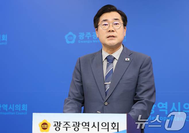 박찬대 더불어민주당 당 대표 후보가 7일 광주시의회 브리핑룸에서 '호남이 묻고 박찬대가 답하다 in 광주' 기자회견을 갖고 인사말을 하고 있다. 2025.7.7/뉴스1 ⓒ News1 박준배 기자