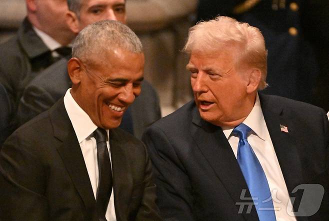 1월 9일(현지시간) 미국 워싱턴DC 워싱턴국립대성당에서 열린 고(故) 지미 카터 전 미국 대통령의 국장에서 버락 오바마 전 대통령과 도널드 트럼프 대통령(당시 당선인 신분)이 대화를 나누고 있다. 2025.01.09. ⓒ AFP=뉴스1 ⓒ News1 윤다정 기자