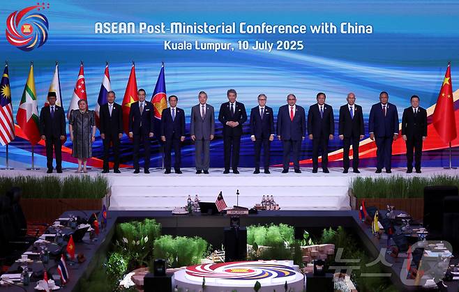 10일 말레이시아 쿠알라룸푸르 컨벤션센터에서 열린 중-아세안 외교장관 회의에서 인도네시아, 필리핀, 싱가포르, 태국, 베트남, 중국, 라오스, 브루나이, 캄보디아, 미얀마 등 참석국 대표가 기념사진을 찍고 있다. 2025.07.10 ⓒ 로이터=뉴스1 ⓒ News1 정은지 특파원