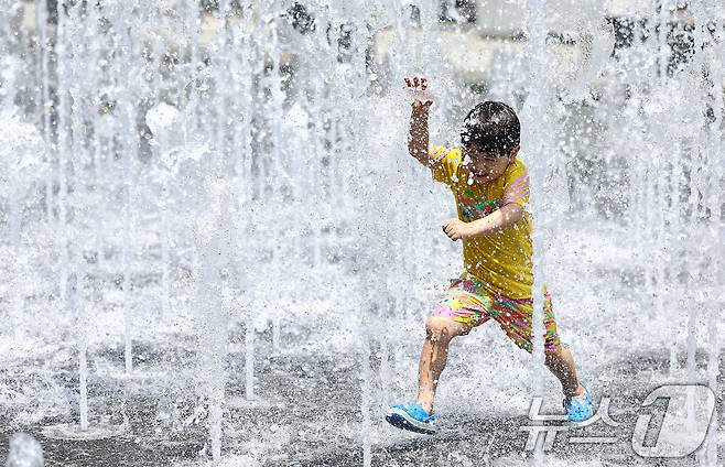 폭염이 이어진 10일 서울 종로구 광화문광장 바닥분수에서 어린이들이 물놀이하며 더위를 식히고 있다. 2025.7.10/뉴스1 ⓒ News1 김도우 기자