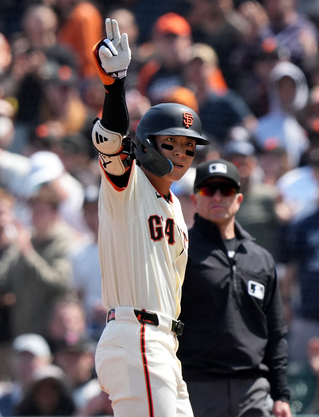 이정후가 1루에서 세리머니를 펼치고 있다. 사진 | AP 연합뉴스