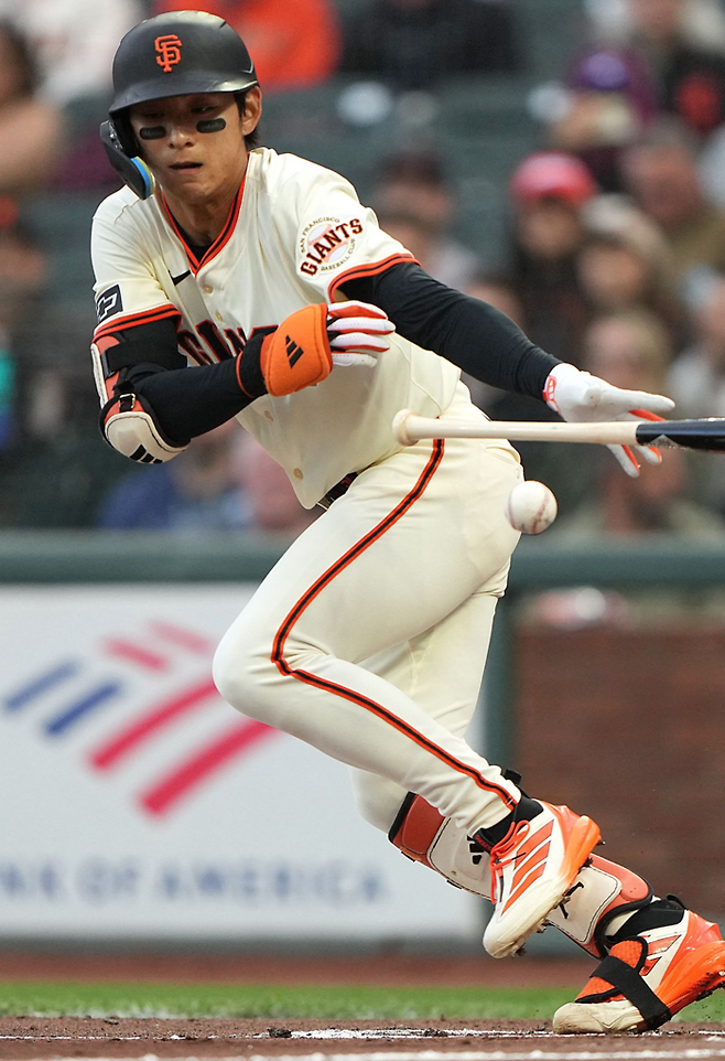 이정후가 번트를 시도하고 있다. 사진 | AFP 연합뉴스