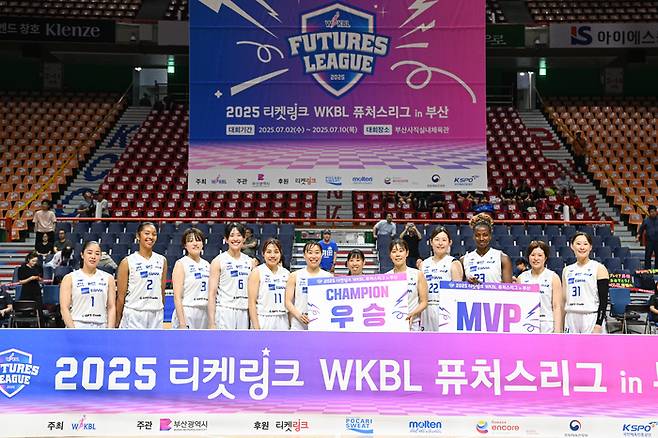 도쿄 하네다 비키즈가 10일 부산 사직체육관에서 열린 2025 WKBL 퓨처스리그 결승 일본대학선발과 경기에서 승리하며 우승을 차지한 후 기념촬영을 하고 있다. 사진 | WKBL
