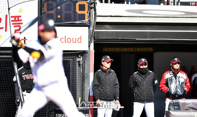 수원케이티위즈파크에 설치 되어 있는 피치클락 전광판. 사진 | 스포츠서울 DB