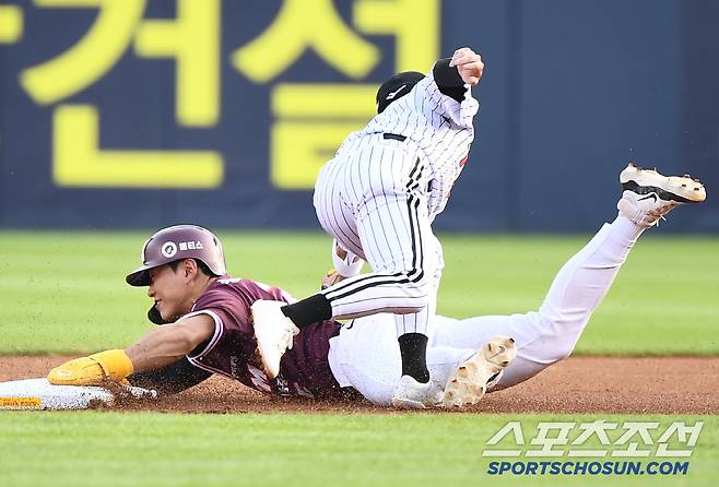 9일 서울 잠실구장에서 열린 키움-LG전. 1회초 무사 1루 임지열 타석. 송성문이 2루 도루를 실패하고 있다. 잠실=정재근 기자 cjg@sportschosun.com/2025.7.9/