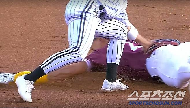 송성문이 비디오 판독 끝에 도루 실패로 아웃됐다. 스포티비 중계방송 캡쳐