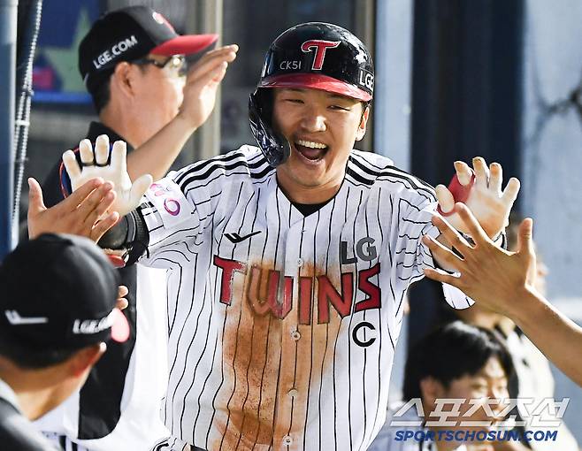 9일 서울 잠실구장에서 열린 키움-LG전. 7회말 1사 1루 박해민이 좌익수 앞 타구를 날린 후 스톤이 공을 놓치자 홈까지 쇄도해 득점한 후 환영받고 있다. 잠실=정재근 기자 cjg@sportschosun.com/2025.7.9/