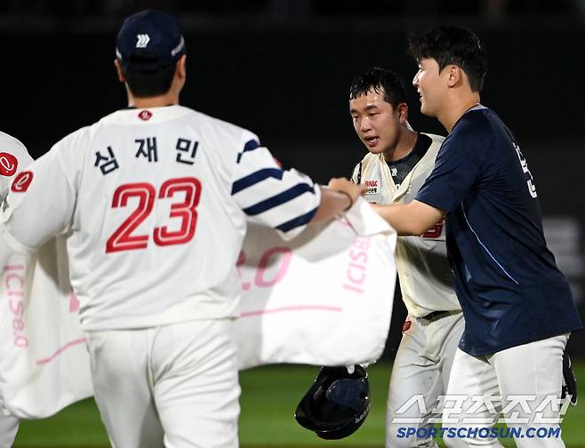 흠뻑 젖은 후배를 위해 커다란 수건을 펼쳐든 이 남자는?