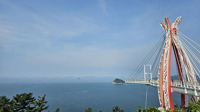 ◇설리스카이워크는 국내 최초 비대칭형 렌틸레버 교량인 바다전망대다. 바다전망대 끝에는 바다위를 오가는 하늘그네가 있다. 사진=김세형
