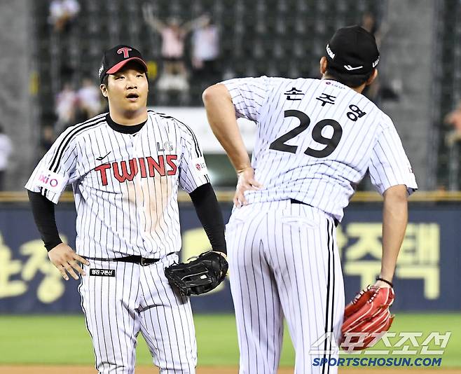 9일 서울 잠실구장에서 열린 키움-LG전. 6회초 1사 1, 2루 어준서의 1루 내야안타 때 베이스커버를 들어간 손주영이 옆구리를 만지자 문보경이 걱정스럽게 쳐다보고 있다. 잠실=정재근 기자 cjg@sportschosun.com/2025.7.9/