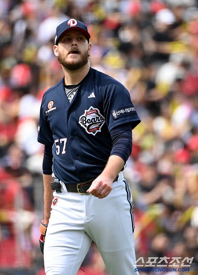 17일 광주KIA챔피언스필드에서 열린 두산과 KIA의 더블헤더 1차전 경기, 2회말을 무실점으로 마친 두산 콜어빈이 더그아웃으로 향하고 있다. 광주=허상욱 기자wook@sportschosun.com/2025.05.17/