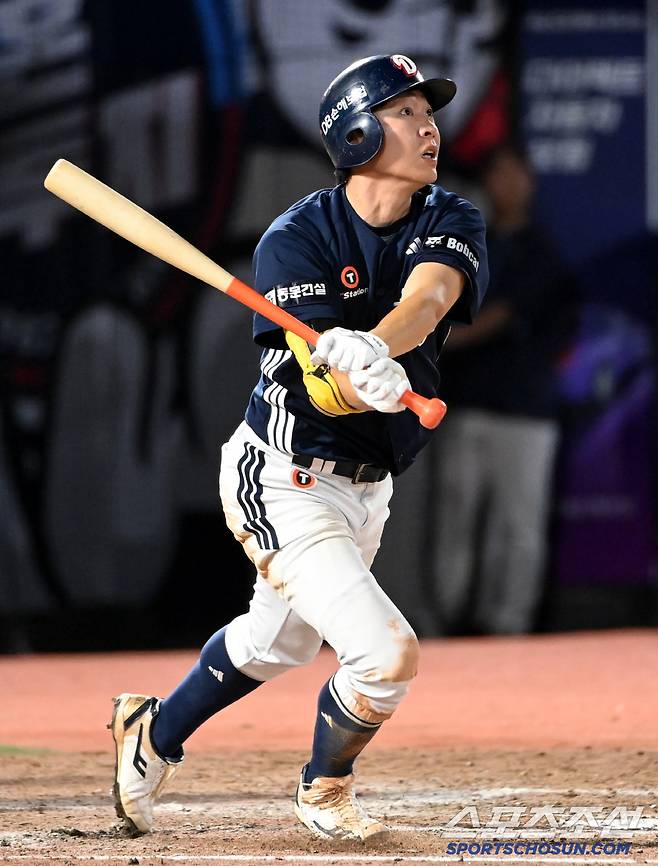 10일 부산 사직야구장에서 열린 두산과 롯데의 경기, 9회초 두산 정수빈이 솔로홈런을 치고 있다. 부산=허상욱 기자wook@sportschosun.com/2025.07.10/